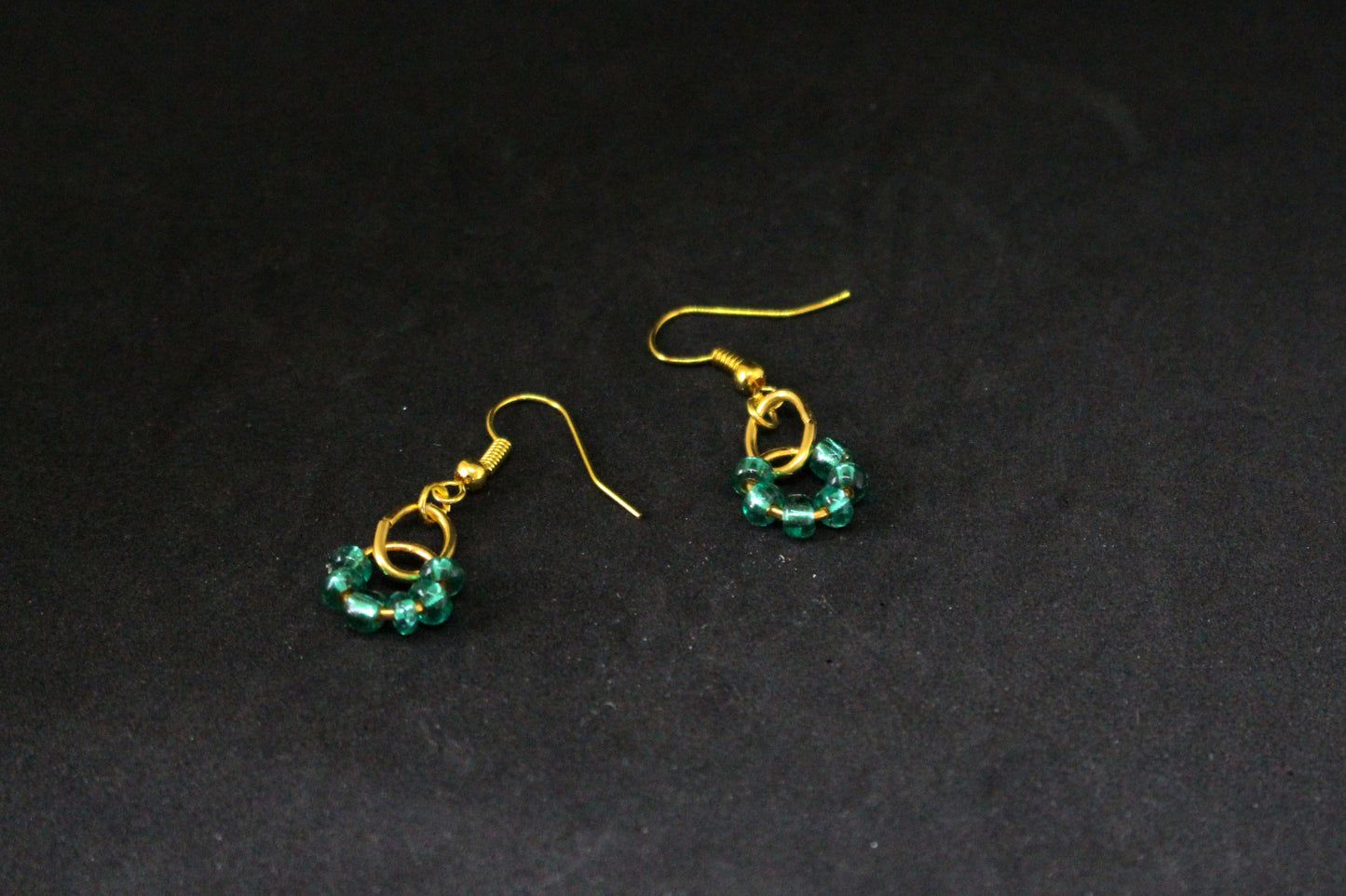 Boucles d'oreilles de perles doré et vert
