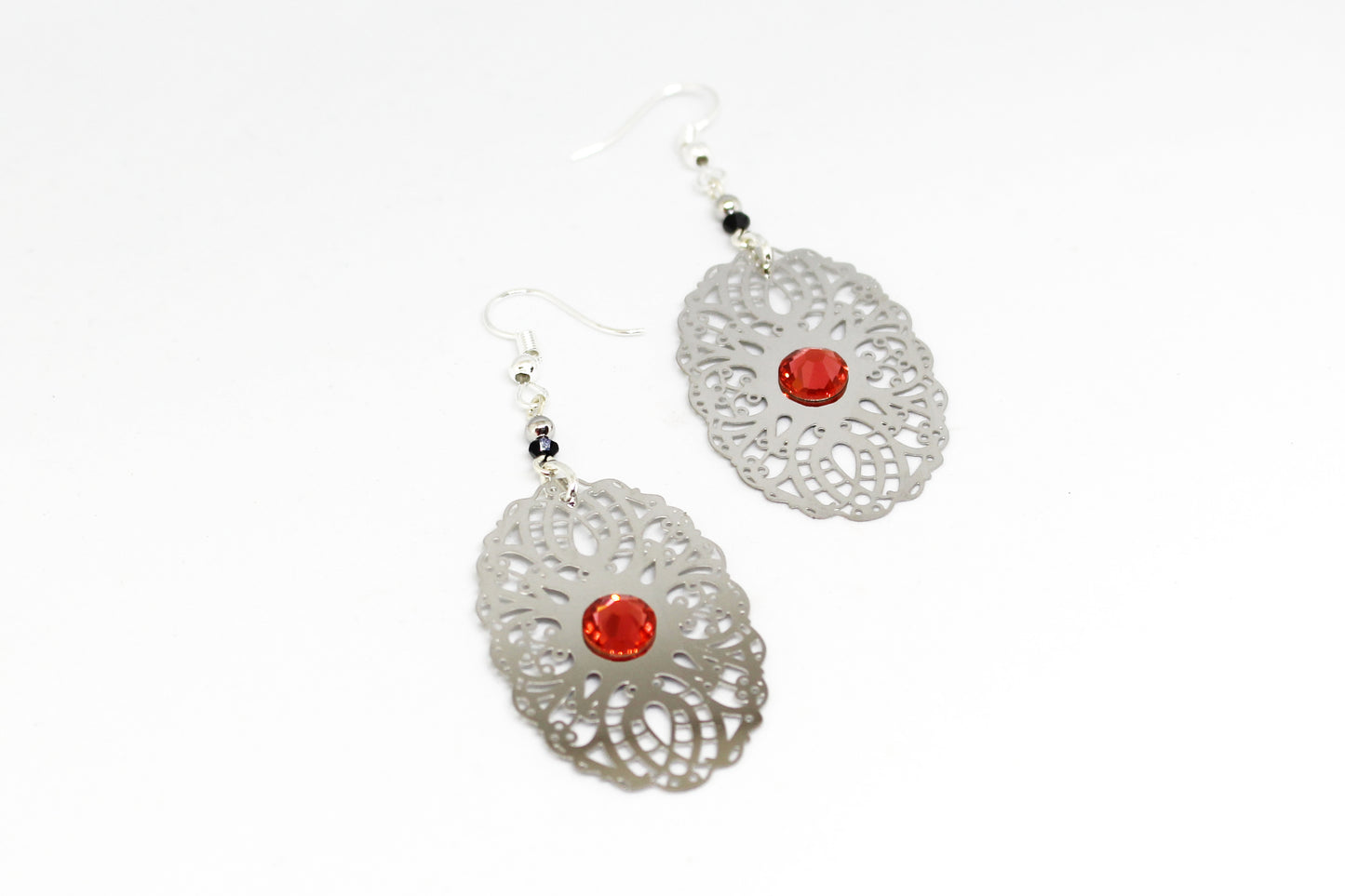 Boucles d'oreilles ajouré noires avec cristaux oranges