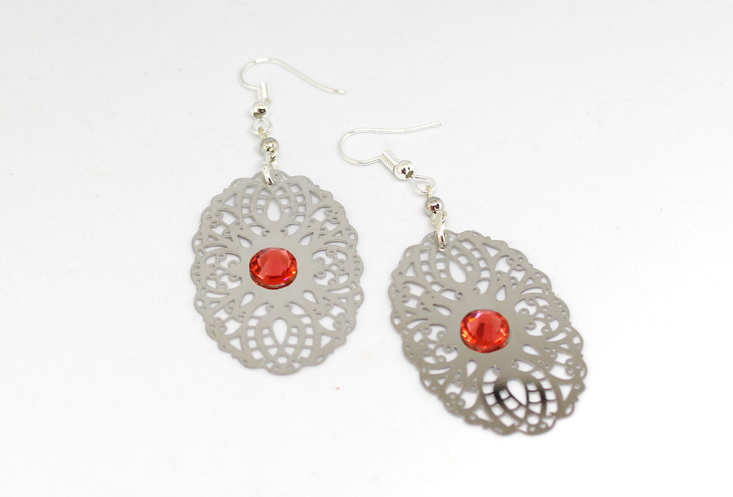 Boucles d'oreilles ajouré argentées avec cristaux oranges