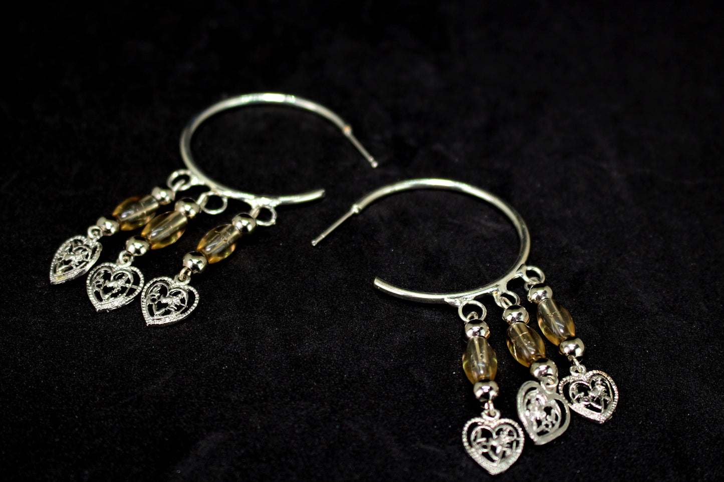 Boucles d'oreilles créoles argentées avec des perles en verre