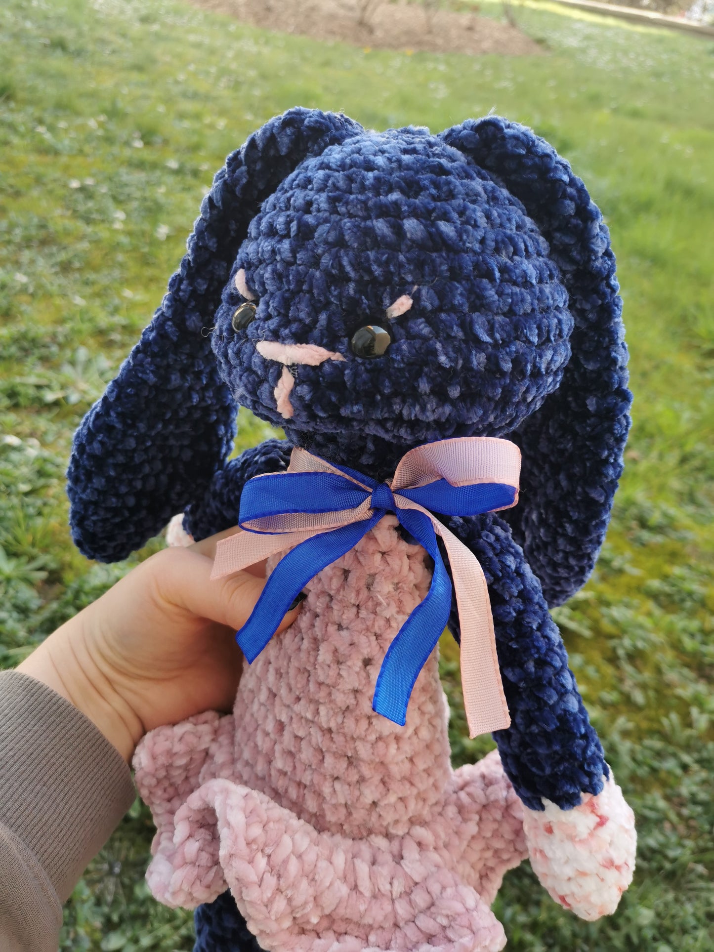 Amigurumi lapine peluche au crochet velvet bleu marine et rose
