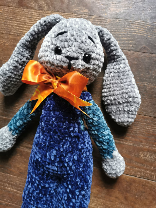 Amigurumi lapin peluche au crochet velvet gris et bleu en salopette