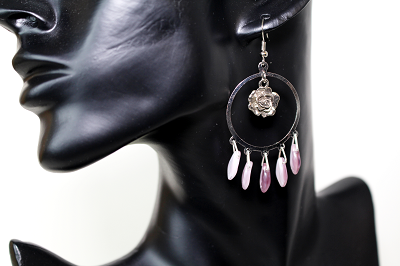 Boucles d'oreilles créoles argentées avec une rose argentée et feuilles roses