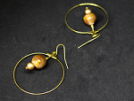 Boucles d'oreilles créoles dorées avec des perles globes marrons
