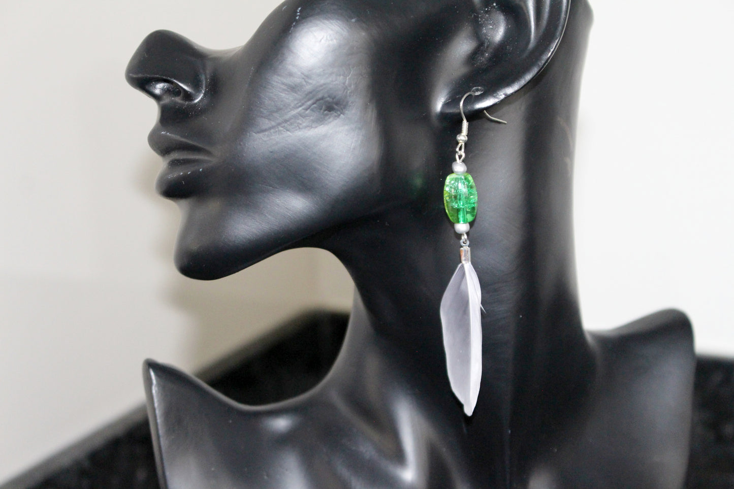 Boucles d'oreilles plumes gris et blanc et perle de verre vert