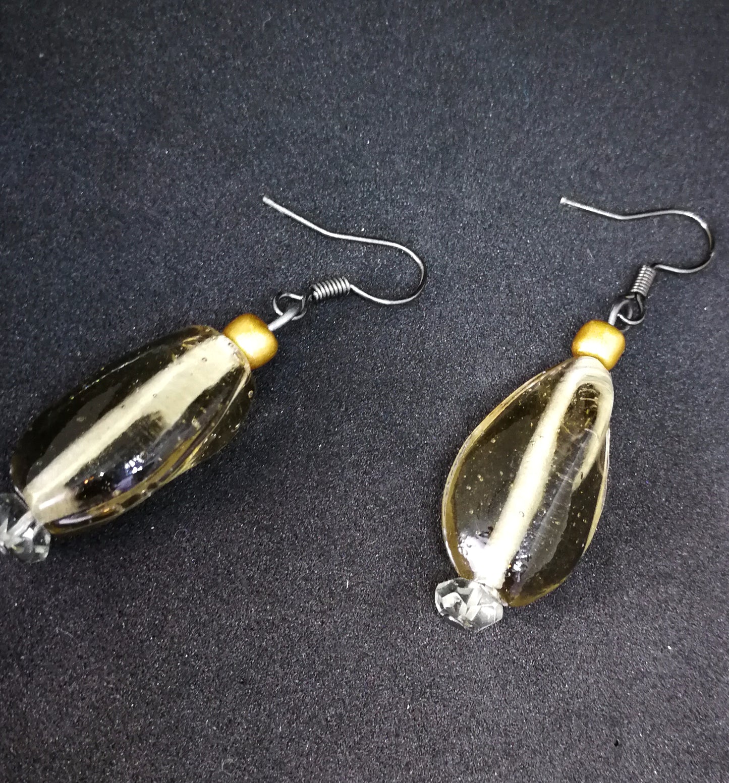 Boucles d'oreilles asymétriques en verre gris translucide