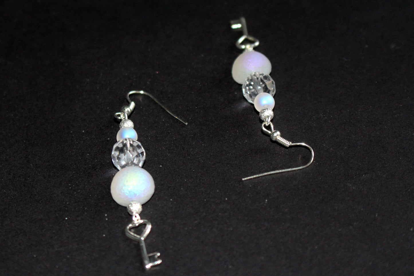 Boucles d'oreilles dôme blanc et clefs argentées