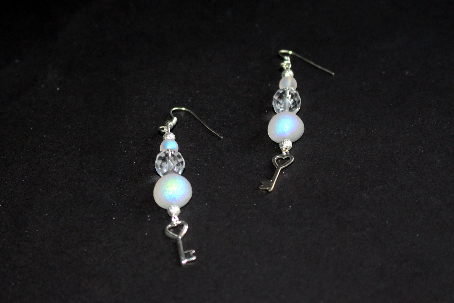 Boucles d'oreilles dôme blanc et clefs argentées