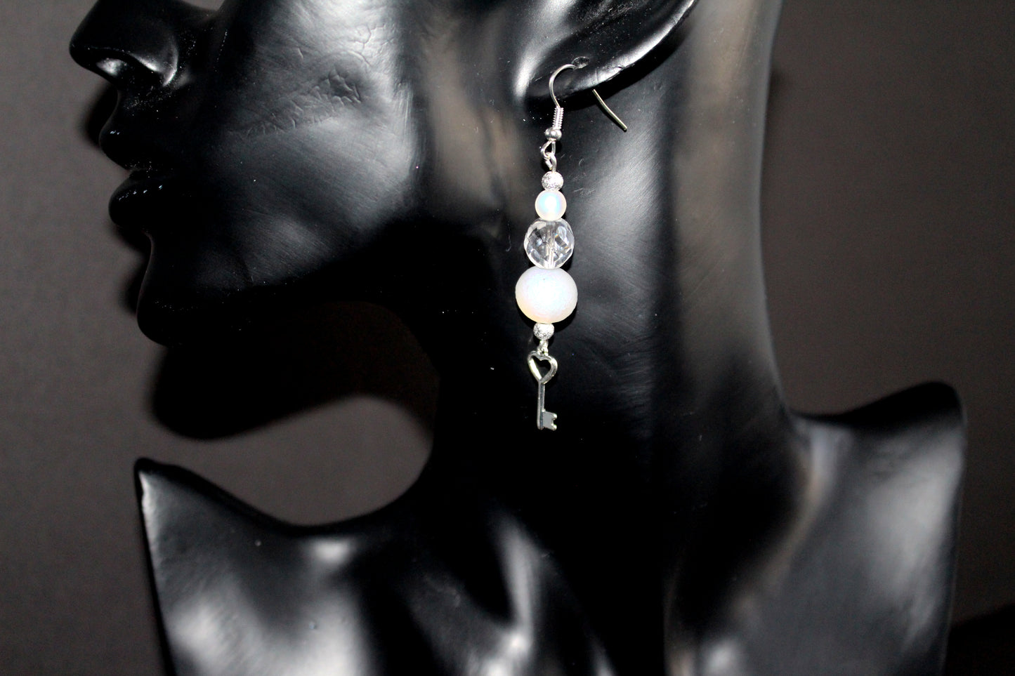 Boucles d'oreilles dôme blanc et clefs argentées