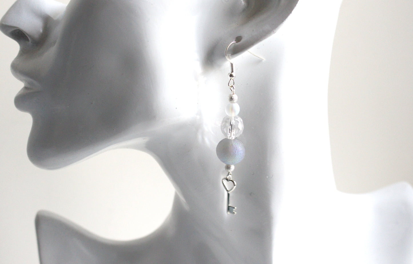 Boucles d'oreilles dôme blanc et clefs argentées