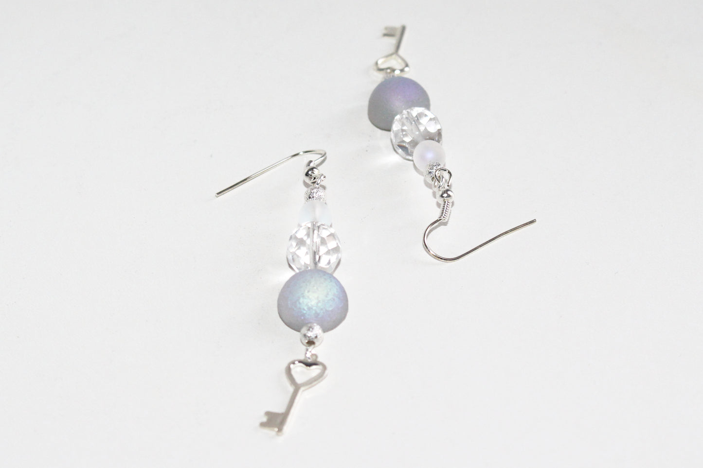 Boucles d'oreilles dôme blanc et clefs argentées