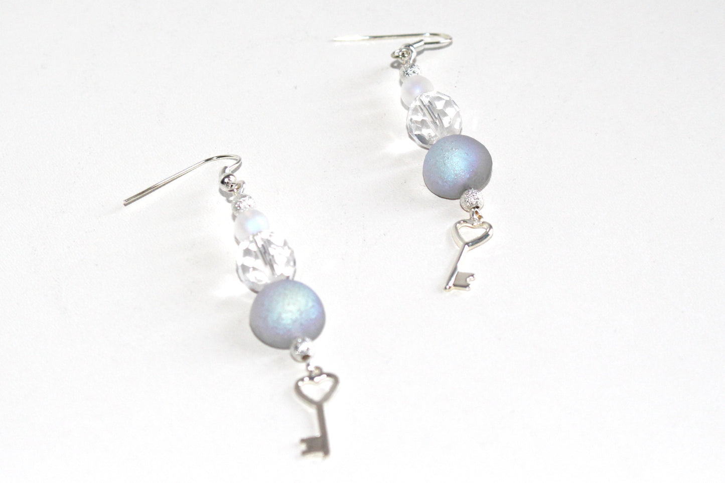Boucles d'oreilles dôme blanc et clefs argentées