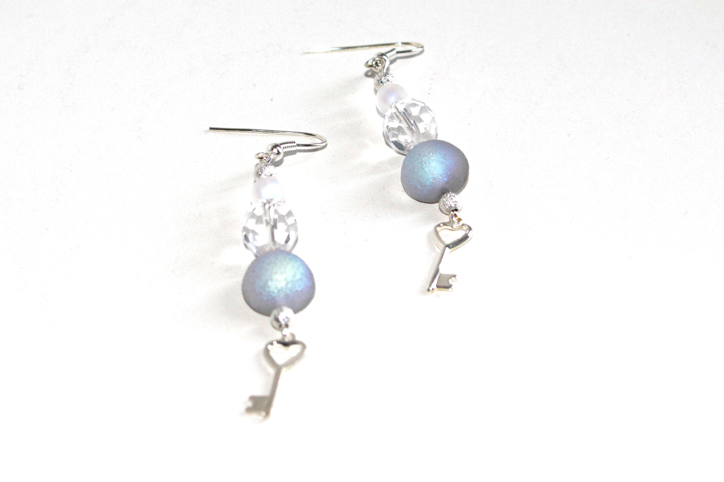 Boucles d'oreilles dôme blanc et clefs argentées