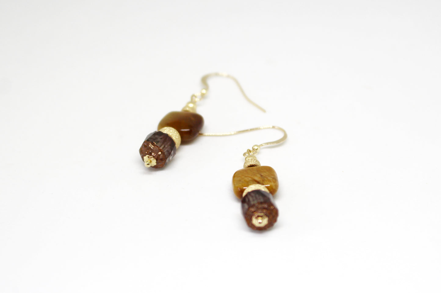 Boucles d'oreilles en plaqué or 14 K, œil de tigre & stardust