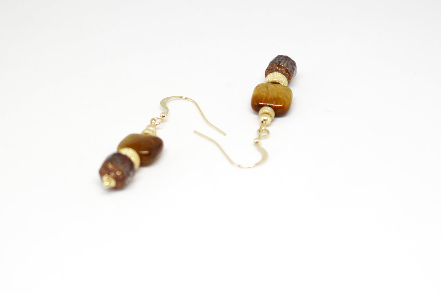 Boucles d'oreilles en plaqué or 14 K, œil de tigre & stardust