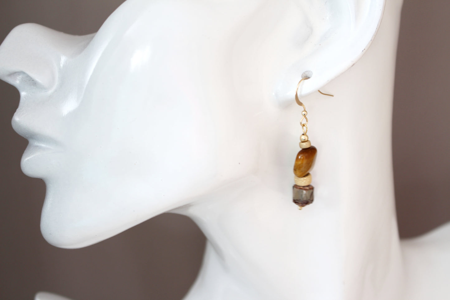 Boucles d'oreilles en plaqué or 14 K, œil de tigre & stardust