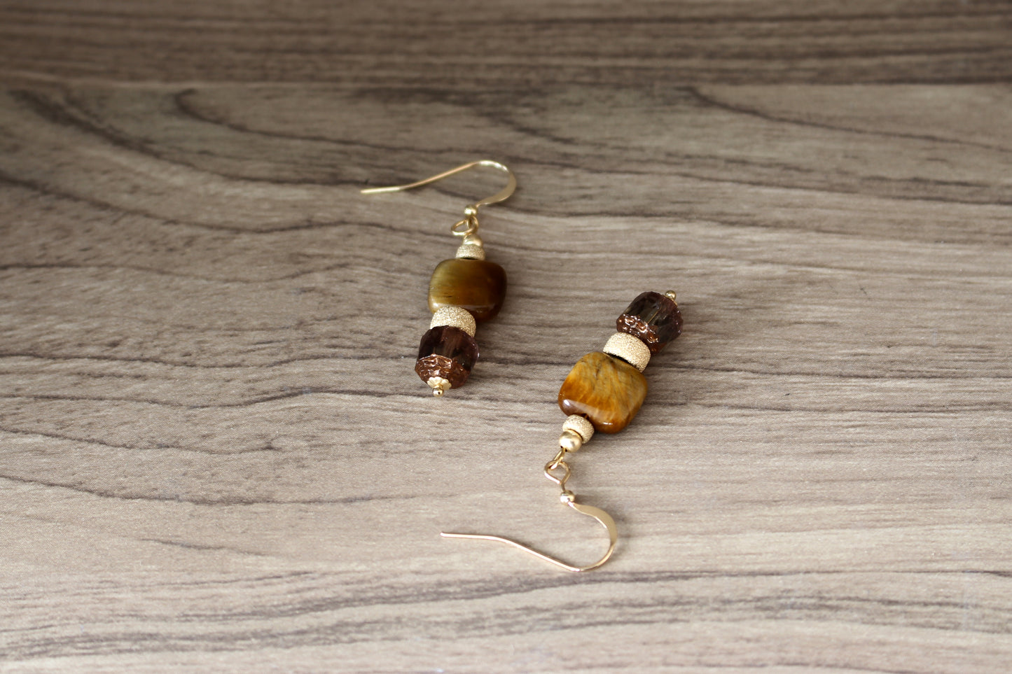 Boucles d'oreilles en plaqué or 14 K, œil de tigre & stardust