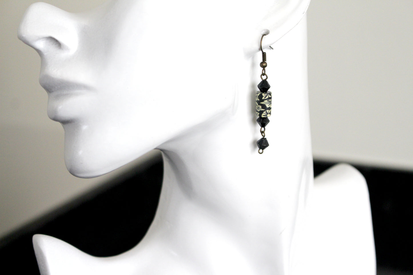 Boucles d'oreilles en fimo noir à fleur écru