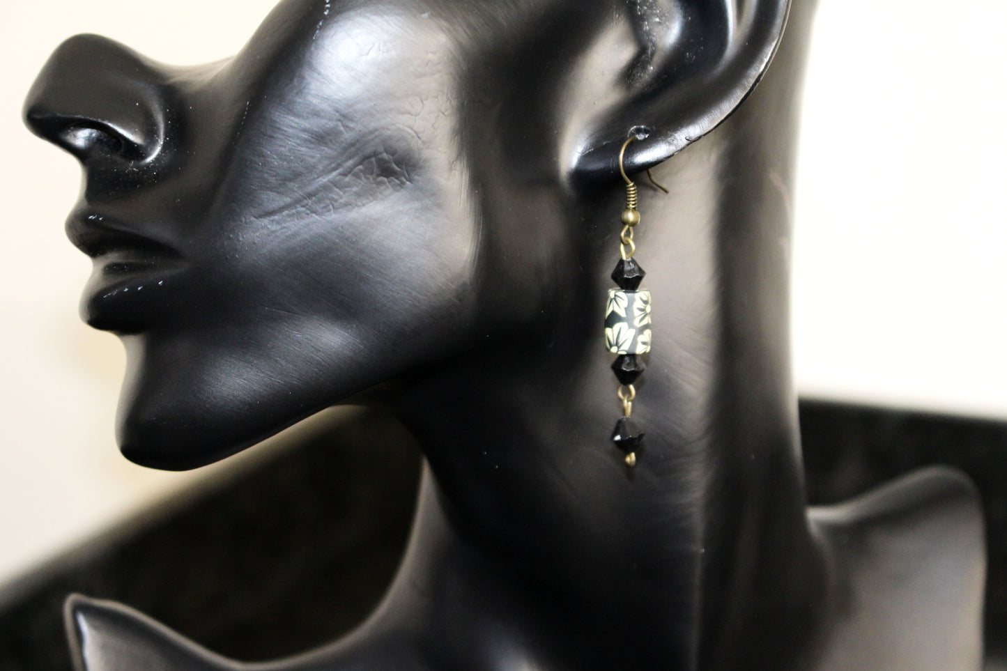 Boucles d'oreilles en fimo noir à fleur écru
