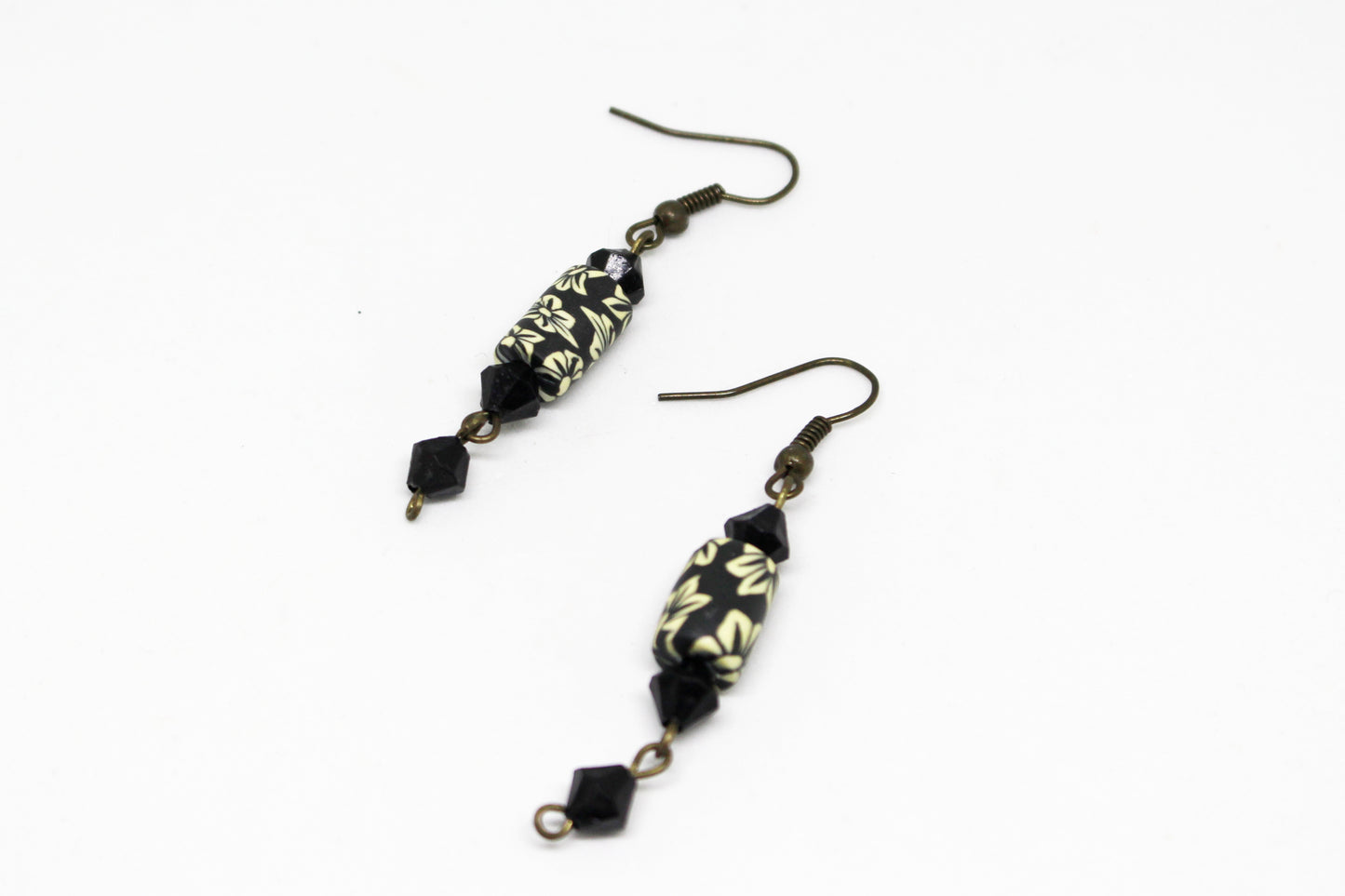 Boucles d'oreilles en fimo noir à fleur écru
