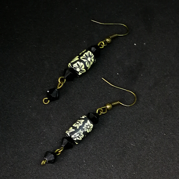 Boucles d'oreilles en fimo noir à fleur écru