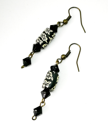 Boucles d'oreilles en fimo noir à fleur écru
