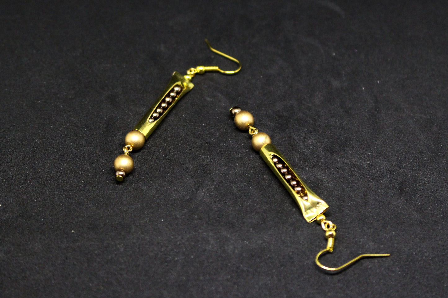 Boucles d'oreilles petits pois marron et doré