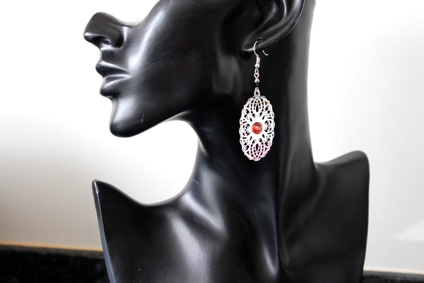 Boucles d'oreilles ajouré noires avec cristaux oranges