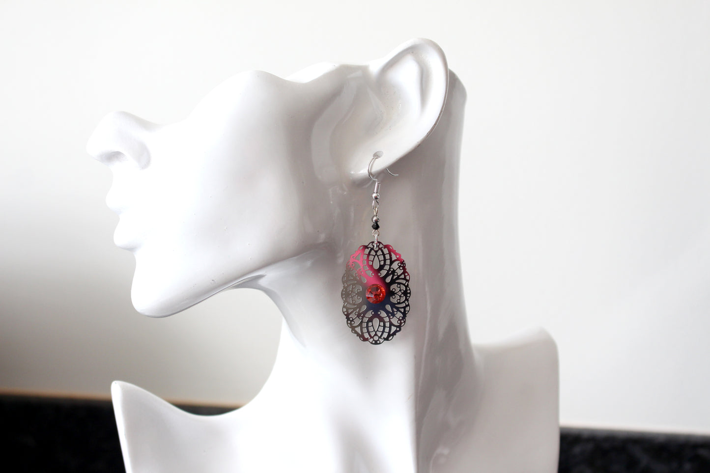 Boucles d'oreilles ajouré noires avec cristaux oranges