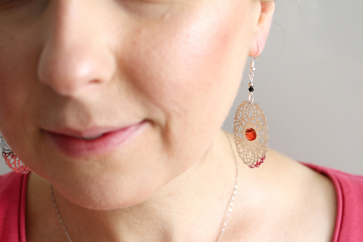 Boucles d'oreilles ajouré noires avec cristaux oranges