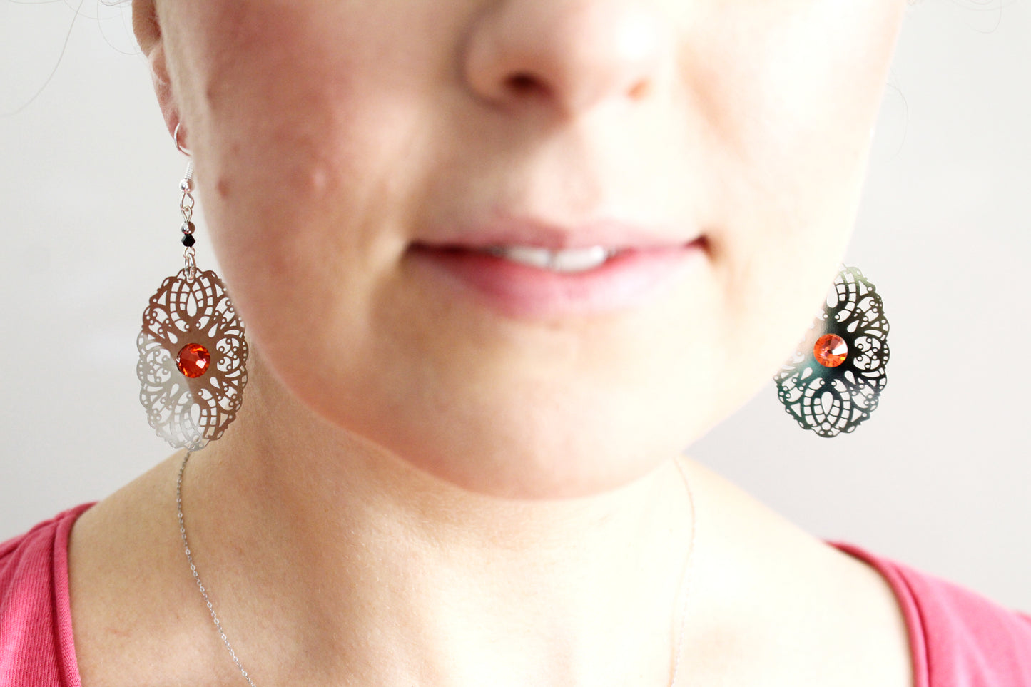Boucles d'oreilles ajouré noires avec cristaux oranges