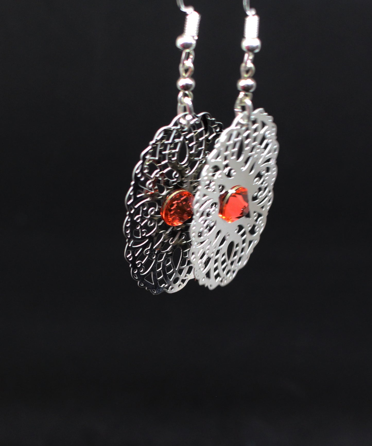Boucles d'oreilles ajouré argentées avec cristaux oranges