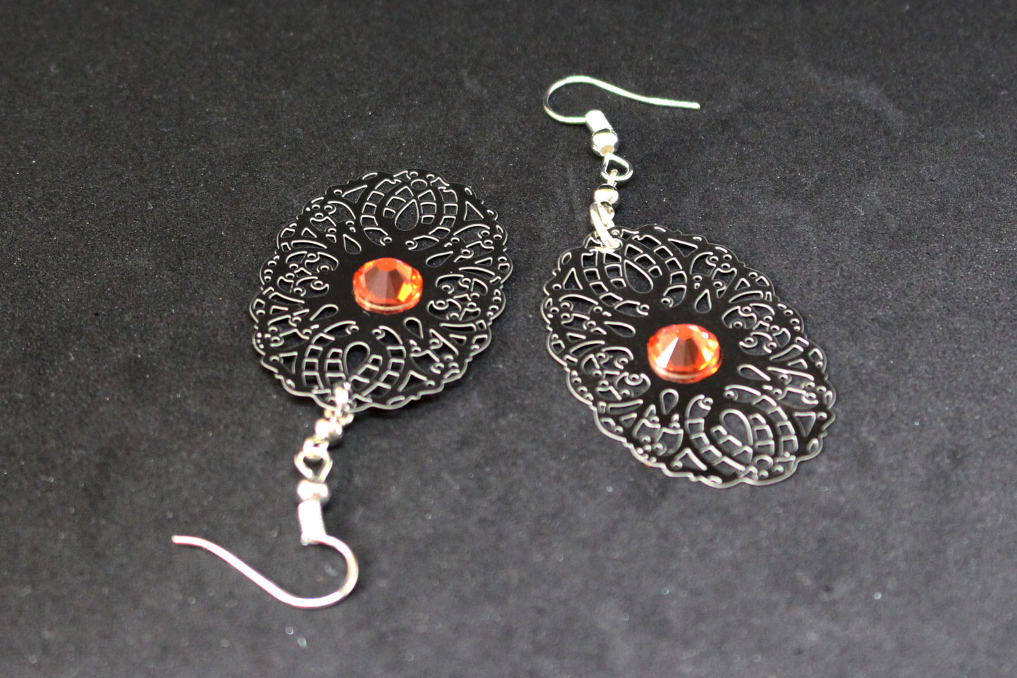 Boucles d'oreilles ajouré argentées avec cristaux oranges
