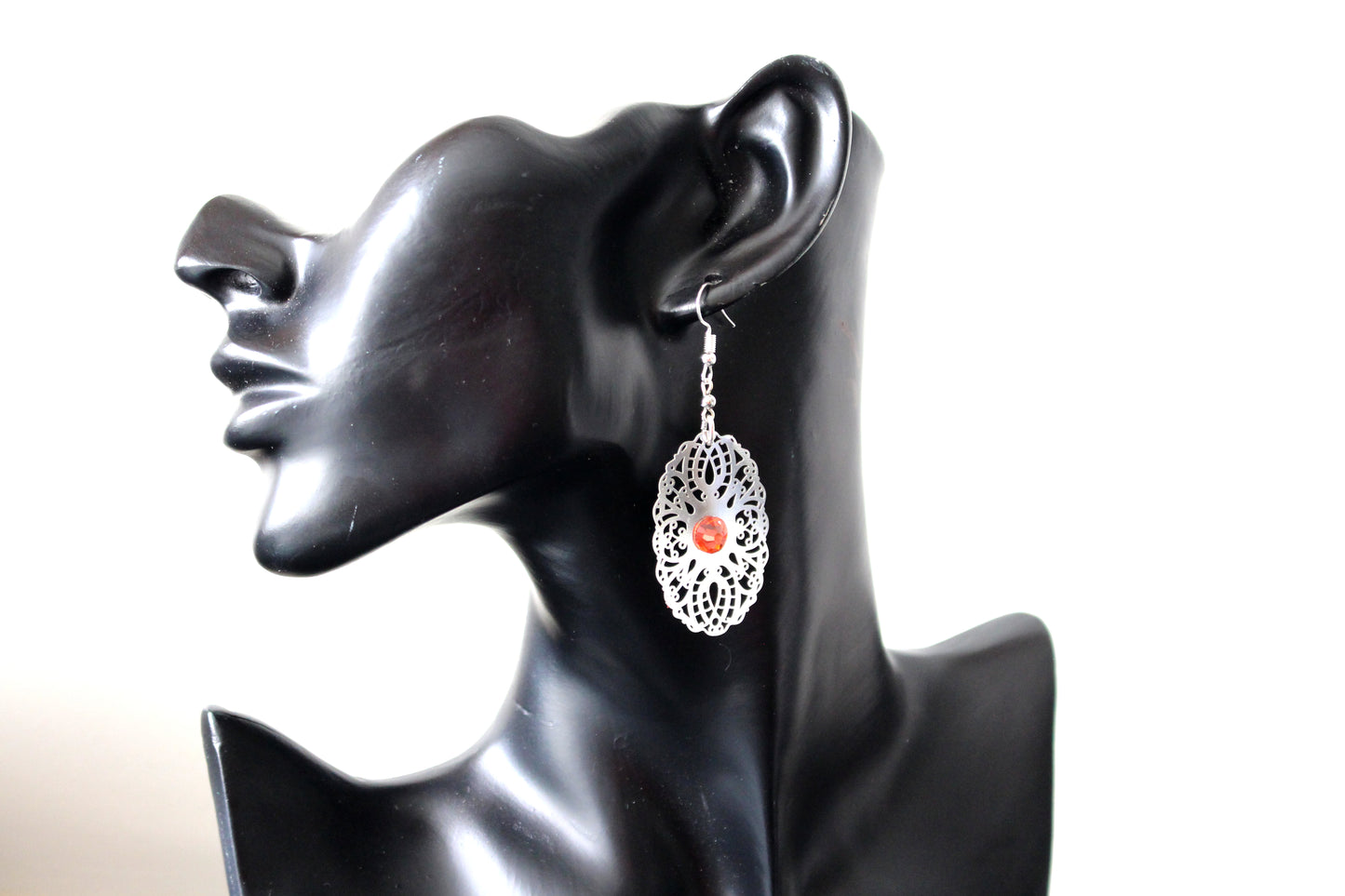 Boucles d'oreilles ajouré argentées avec cristaux oranges