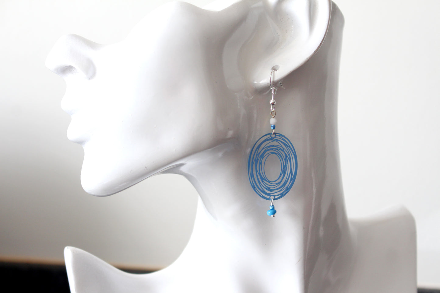 Boucles d'oreilles fils bleu