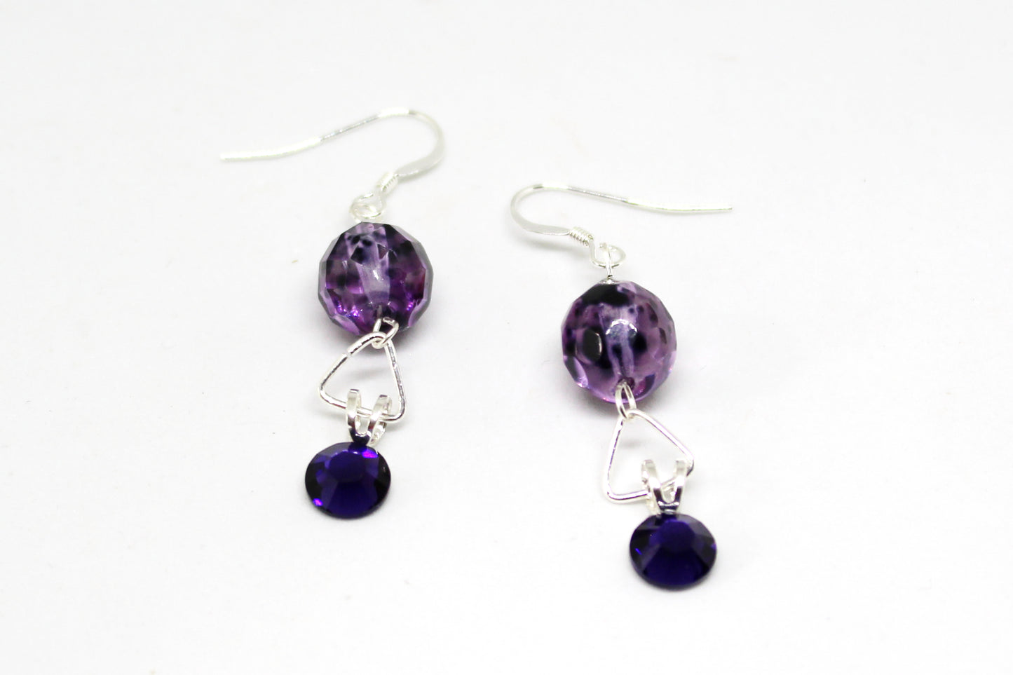 Boucles d'oreilles en argent avec du violet moucheté
