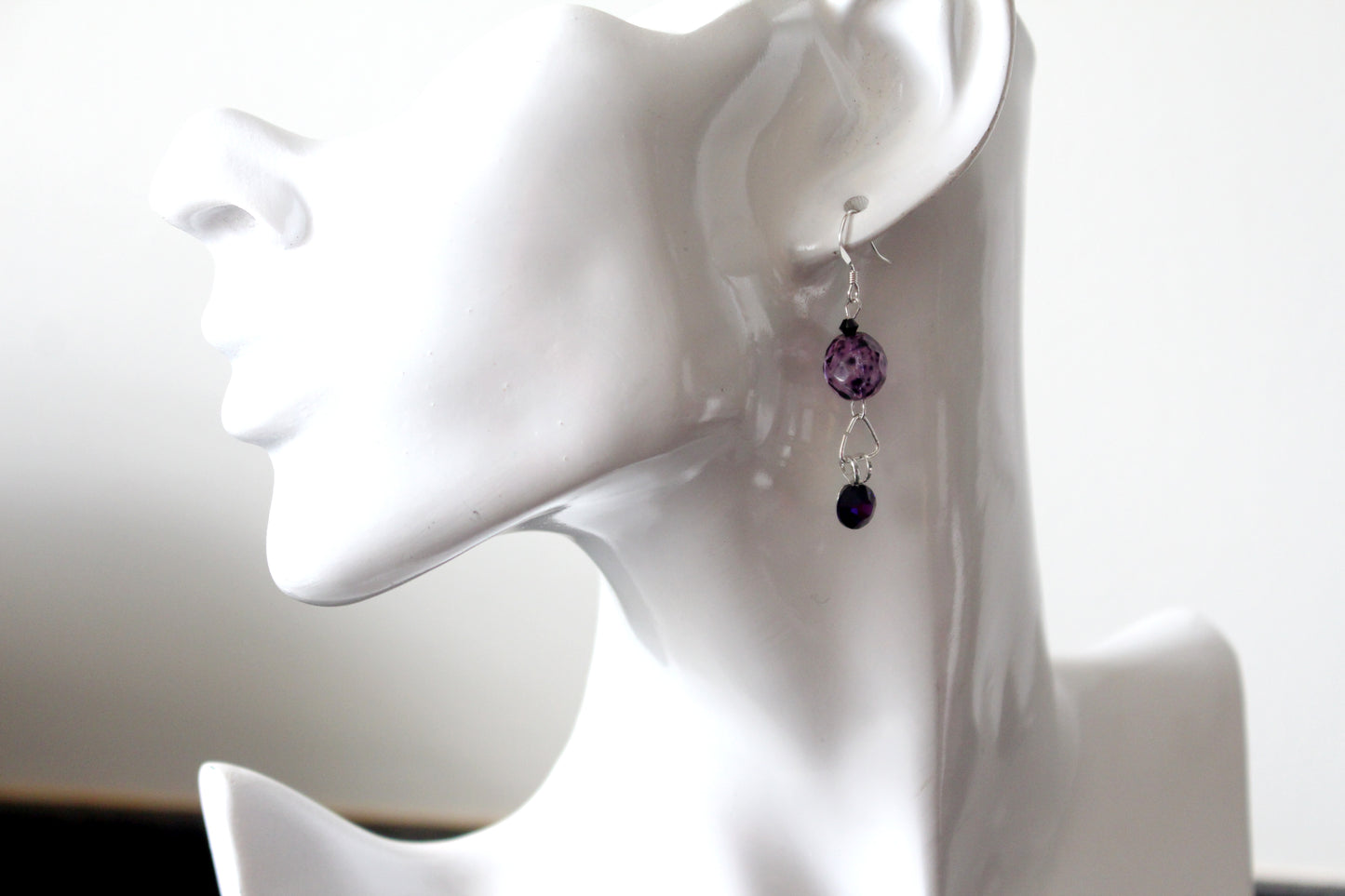 Boucles d'oreilles en argent avec du violet moucheté