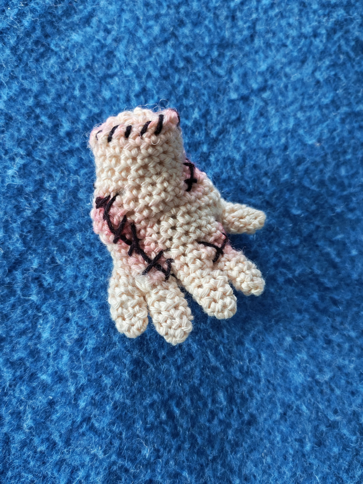 La Chose (Thing), amigurumi-figurine au crochet le célèbre personnage de la famille Addams