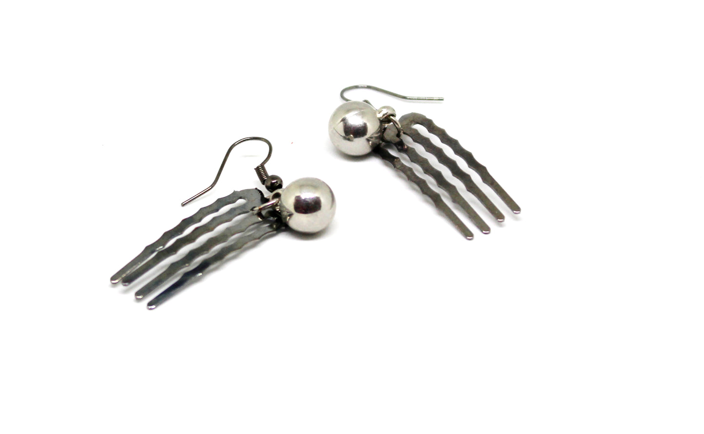 Boucles d'oreilles peignes et perles gris anthracite