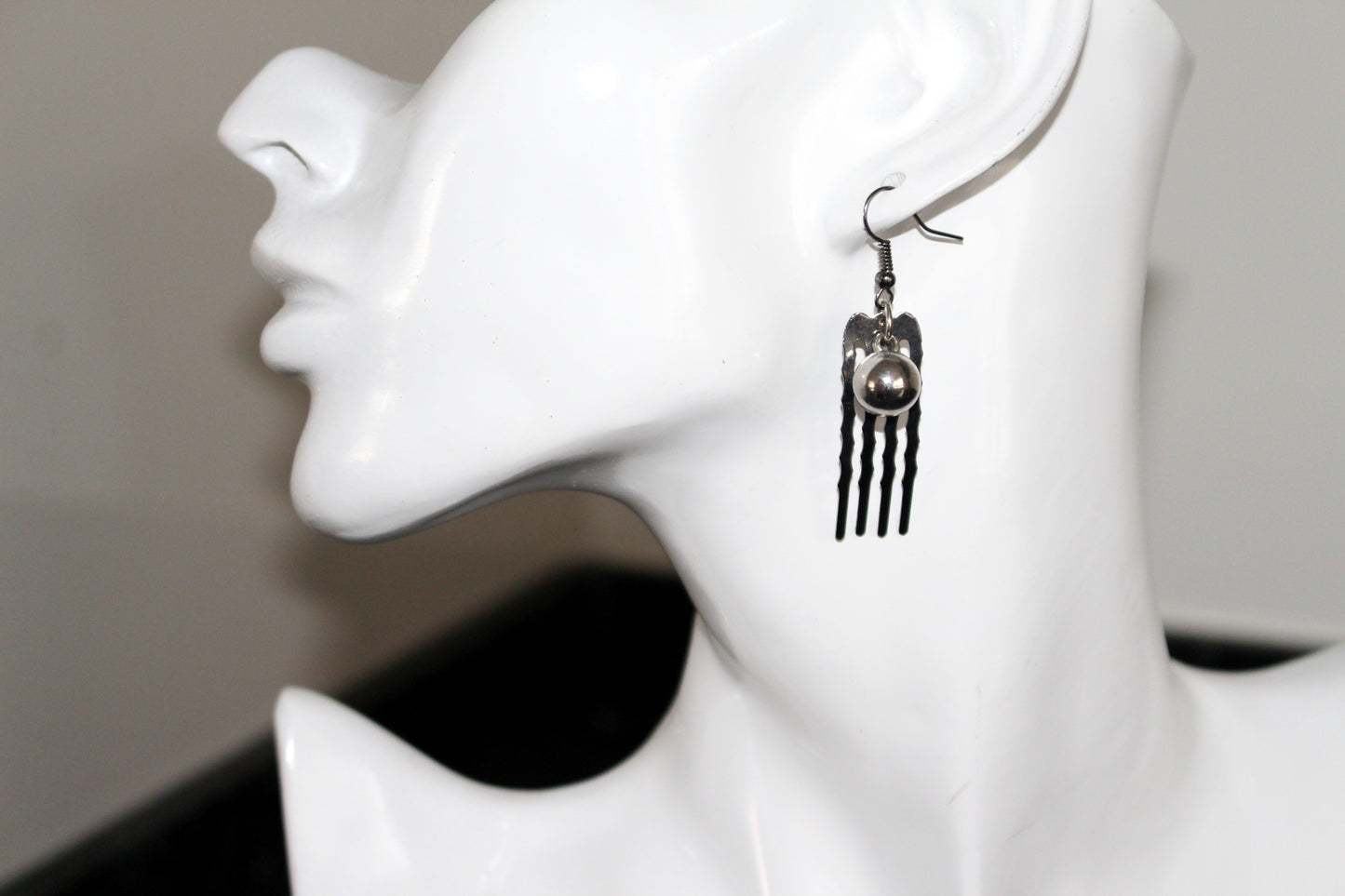Boucles d'oreilles peignes et perles gris anthracite
