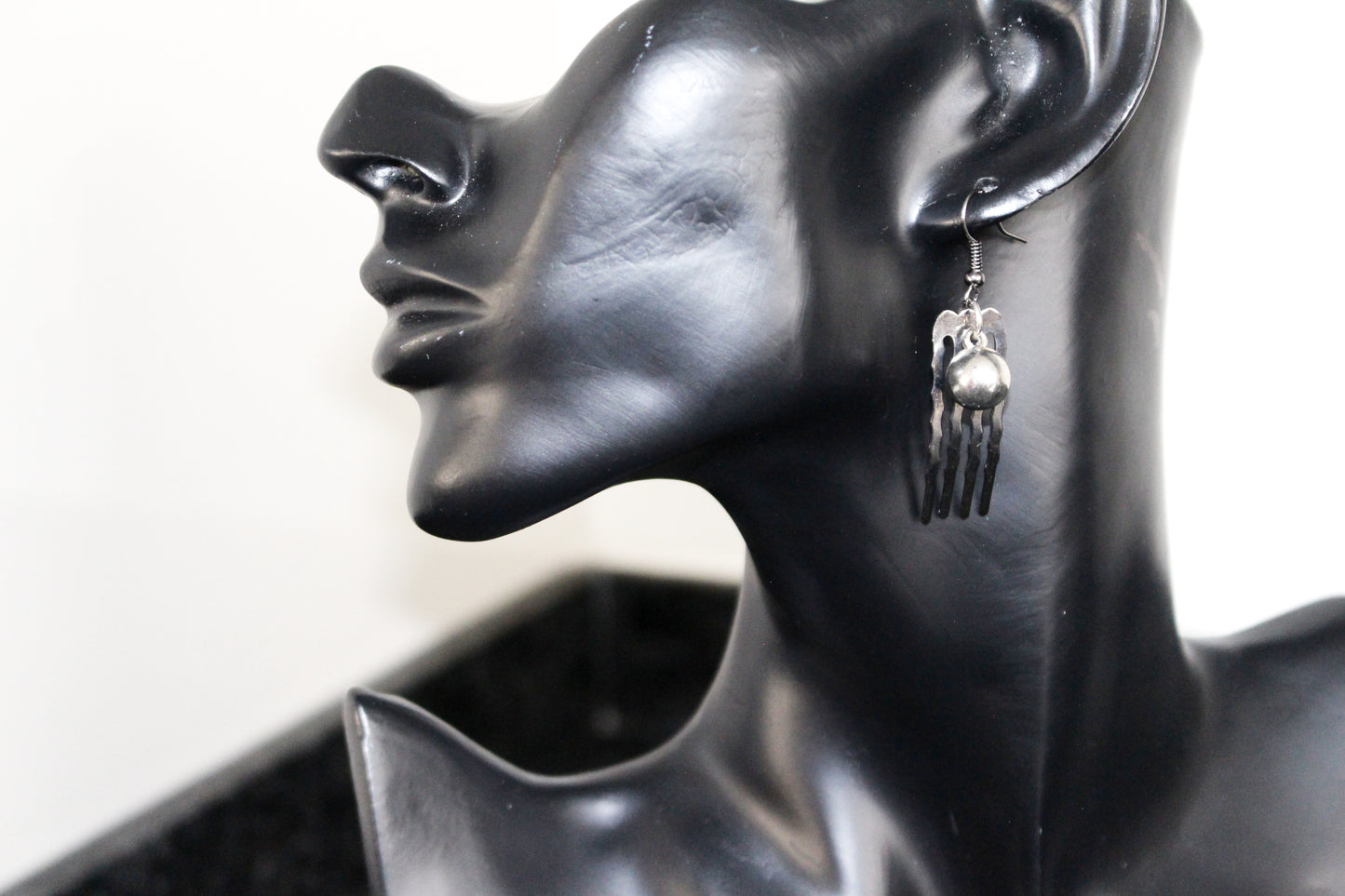 Boucles d'oreilles peignes et perles gris anthracite
