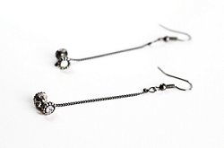 Boucles d'oreilles chaines grises et perles à strass