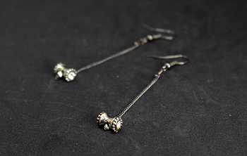 Boucles d'oreilles chaines grises et perles à strass