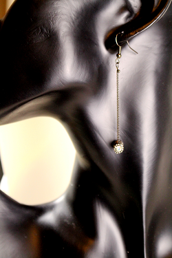 Boucles d'oreilles chaines grises et perles à strass
