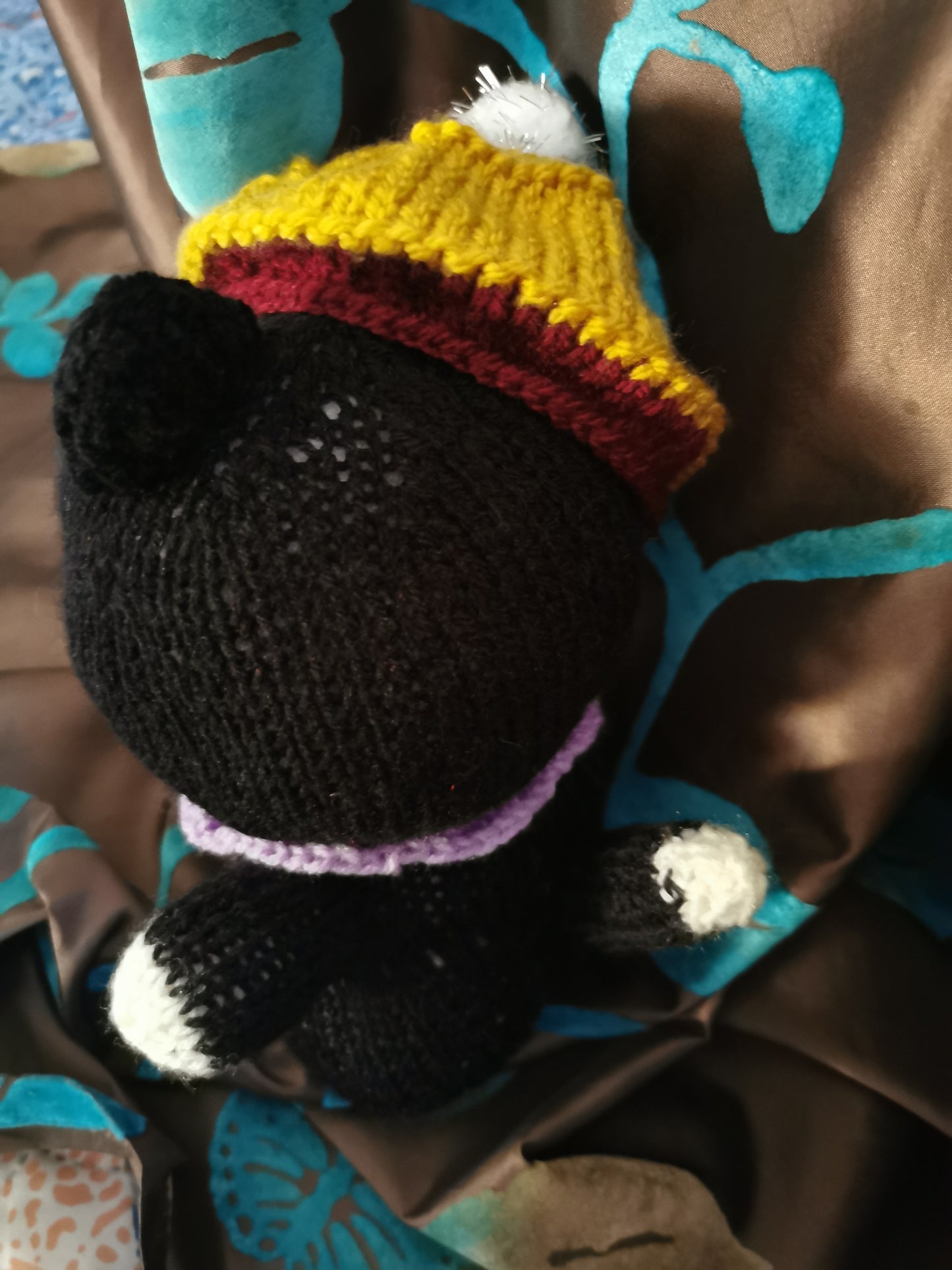 Peluche chat avec le beret tricoté à la main