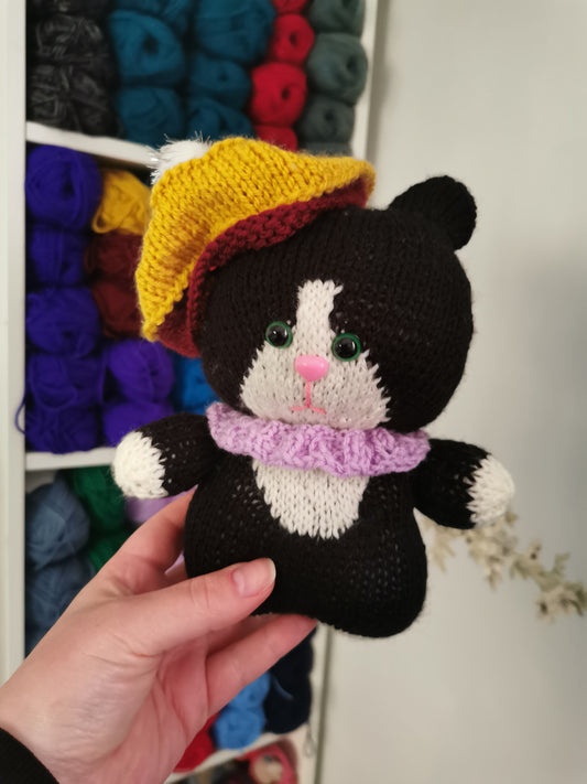 Peluche chat avec le beret tricoté à la main