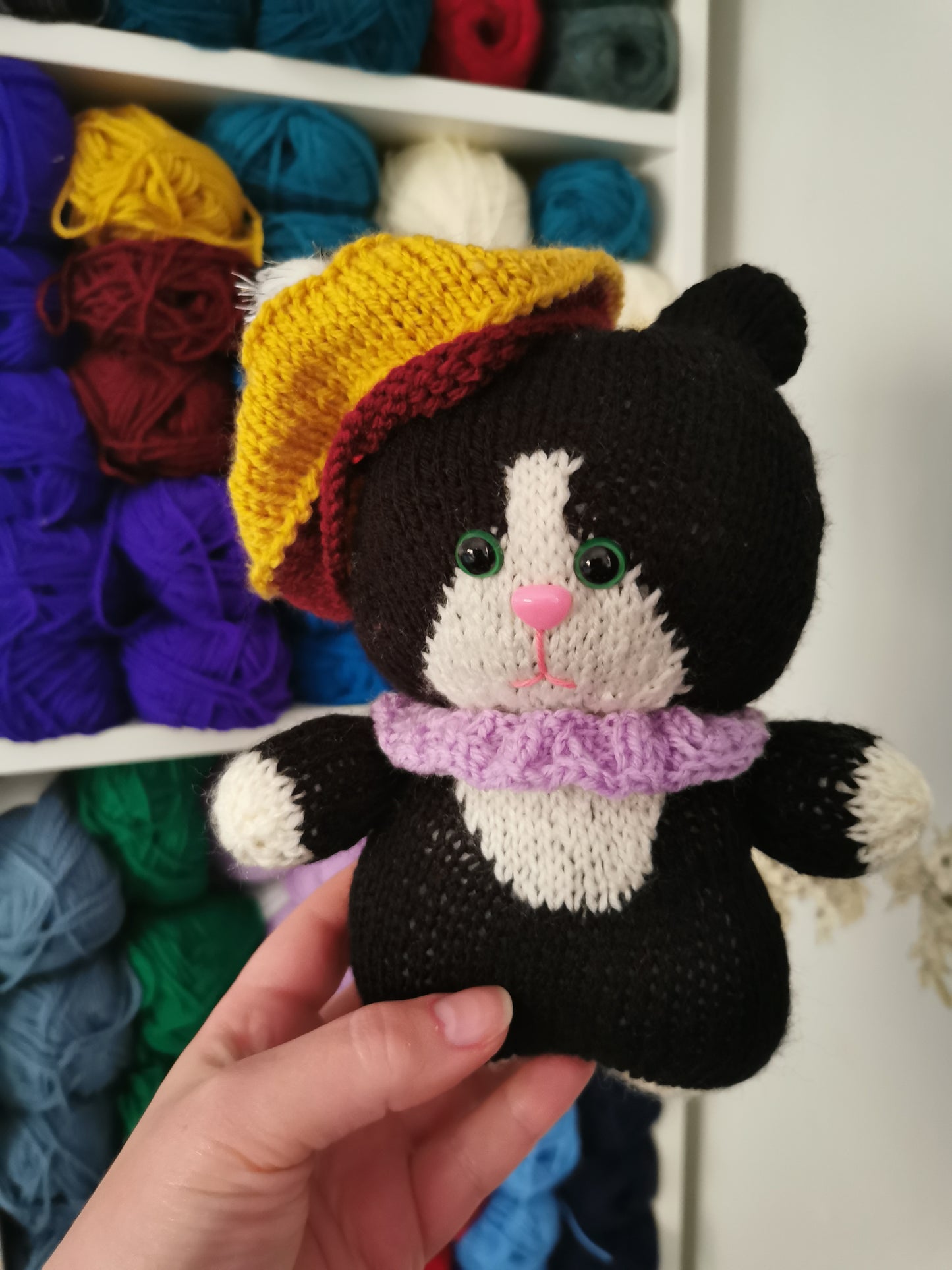 Peluche chat avec le beret tricoté à la main