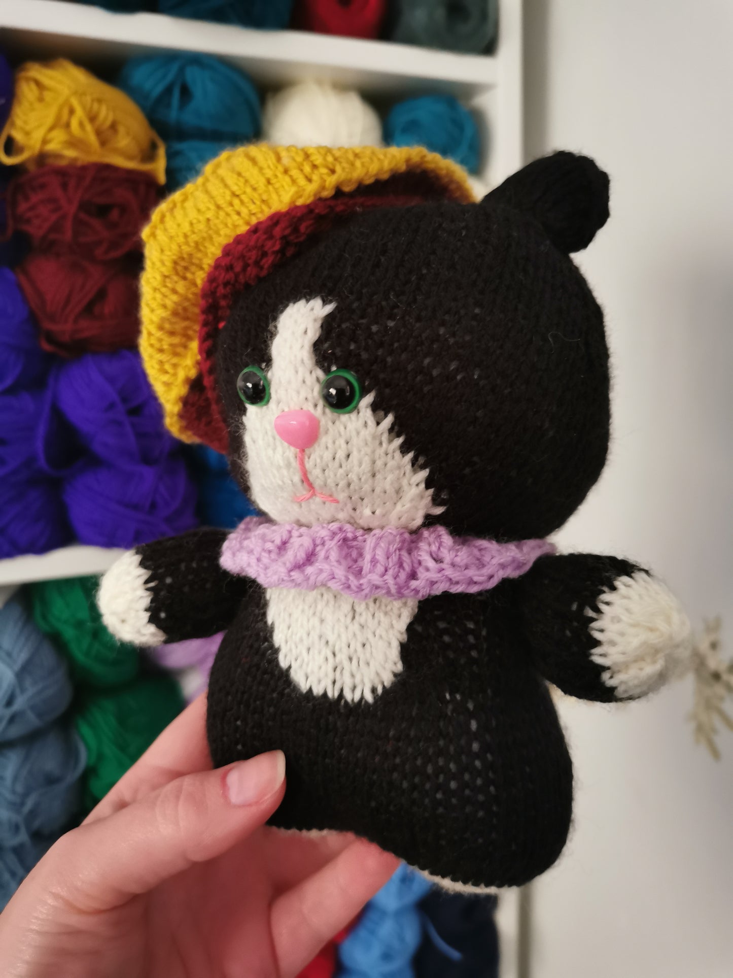 Peluche chat avec le beret tricoté à la main
