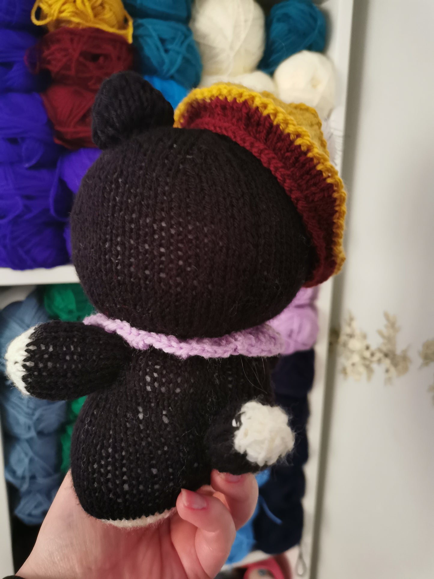 Peluche chat avec le beret tricoté à la main