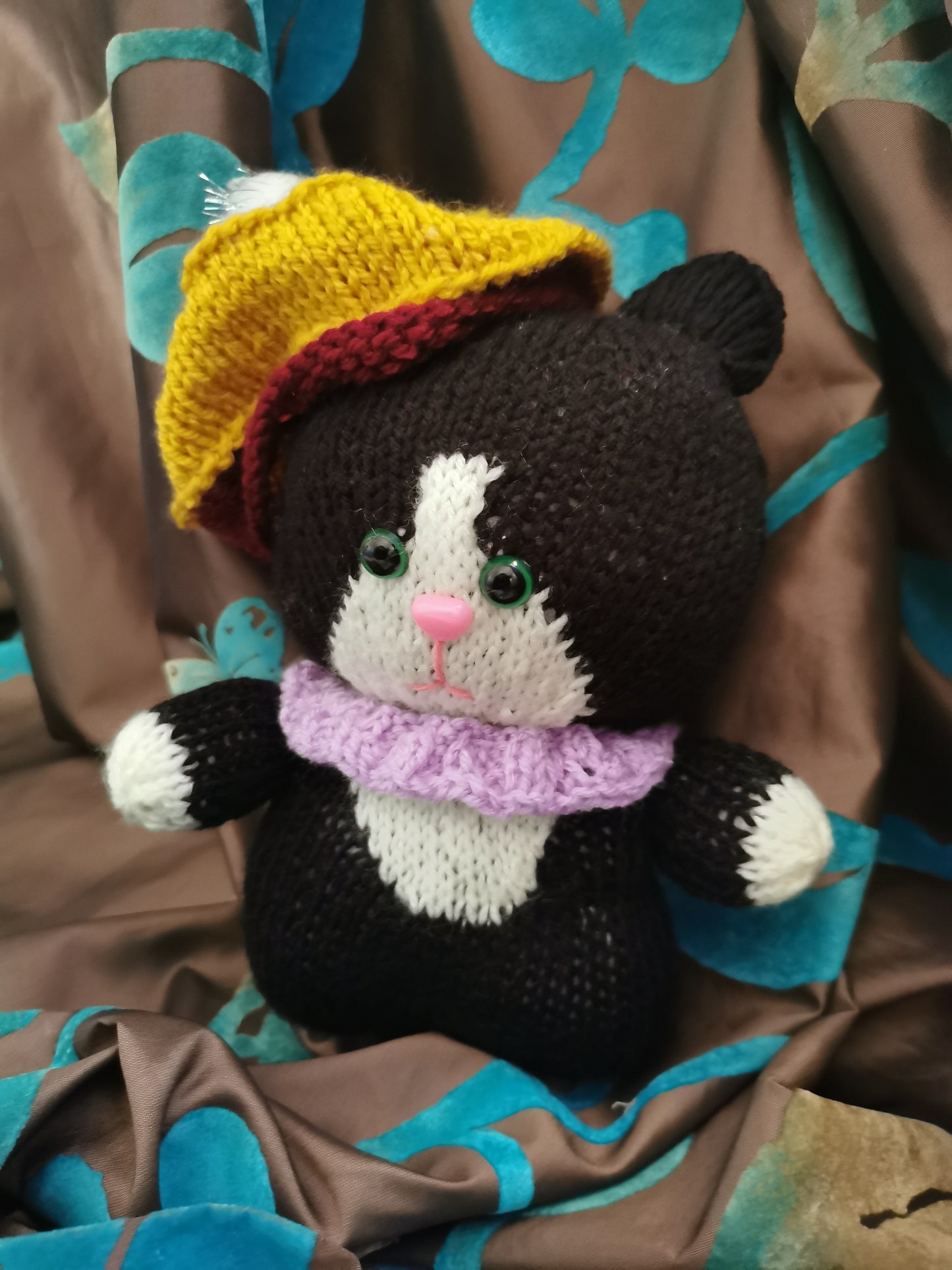 Peluche chat avec le beret tricoté à la main